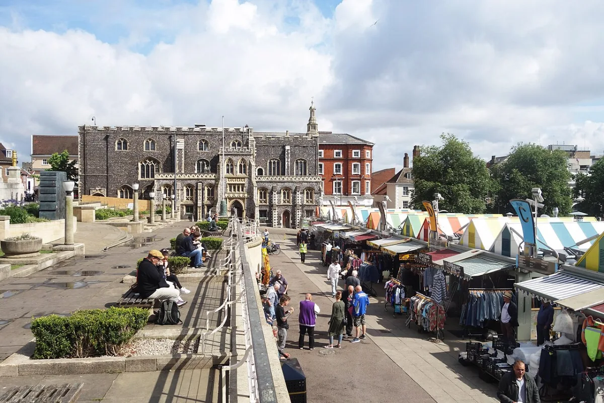 Khu chợ trung tâm Norwich và tòa Guildhall cổ