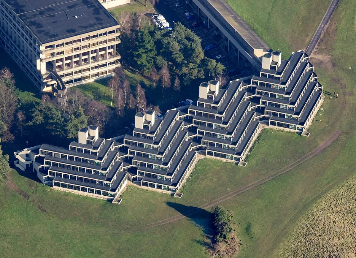 Khuôn viên Đại học East Anglia nhìn từ trên cao với dãy ký túc xá Ziggurat hình bậc thang
