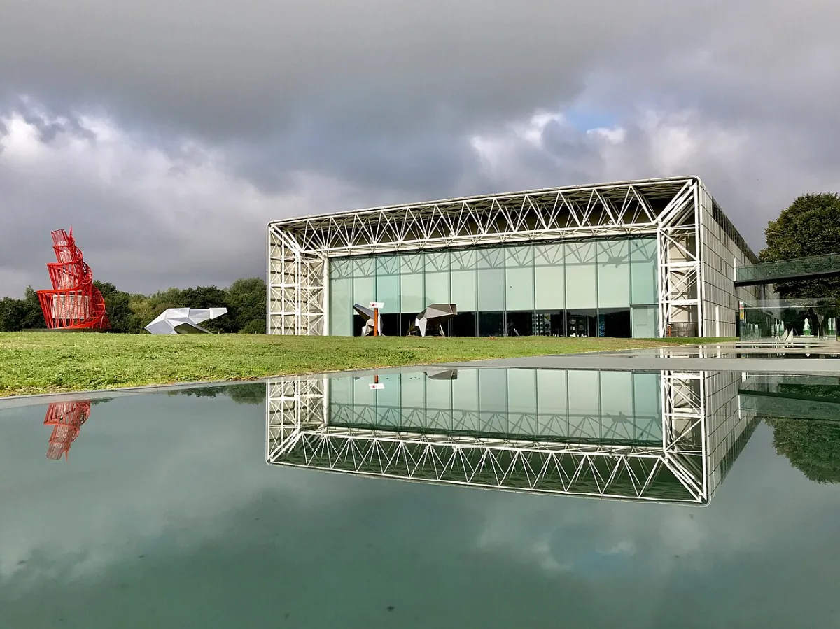 Bảo tàng Sainsbury Centre do Norman Foster thiết kế trong khuôn viên Đại học East Anglia