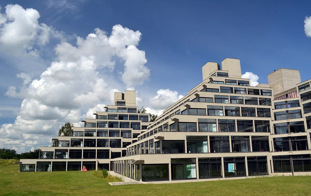 Ký túc xá Ziggurat do kiến trúc sư Denys Lasdun thiết kế tại khuôn viên Đại học East Anglia, Norwich
