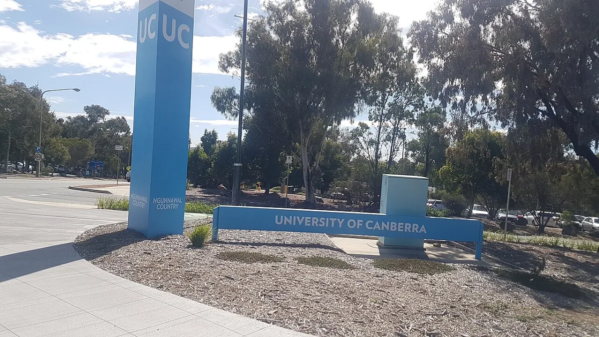 Biển tên University of Canberra tại cơ sở chính ở thủ đô Canberra, Úc